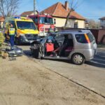 Brutális ütközés Pestszentimrén – letarolták a Suzukit, a tűzoltók vágták ki a sofőrt és az utasát az autóból
