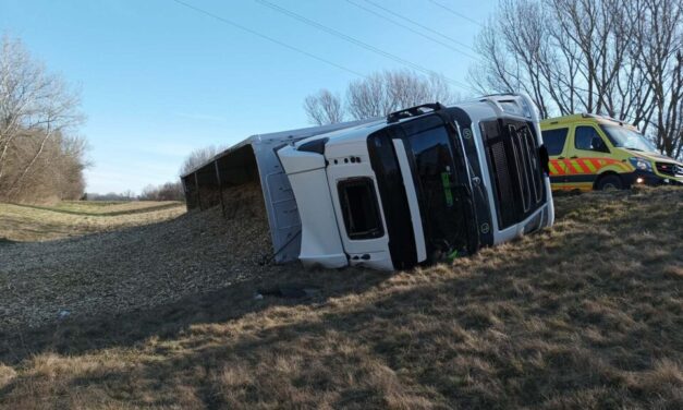 Ez durva volt! Leborult egy nyergesvontató a Rába-folyó töltéséről