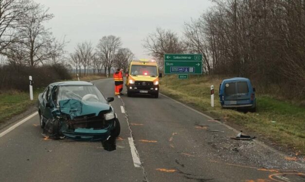 Teljes útlezárás a 63-as főúton! Két autó ütközött, már a helyszínen a mentők