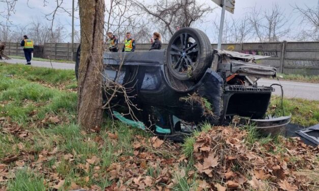 Hármas karambol – kisodródott az Opel, tetejére borult és kiszakadt a BMW futóműve Halásztelek és Tököl között