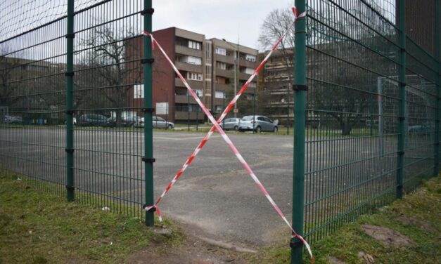 Két nyugdíjas miatt kell bezárni két sportpályát Cegléden, a lakók a Kúriához fordulnak