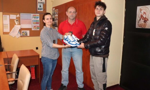 A kézbesítetlen csomag okozta a luxuscipő elrablóinak vesztét – továbbra is keresik az egyik lett tolvajt