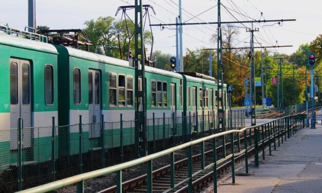 „Milyen türelem? Több mint 30 perce a hidegben/szélben várjuk több mint huszan a buszokat!” – kiakadtak az utasok, miután a szélvihar miatt leállt a HÉV-forgalom Mogyoród és Kerepes között