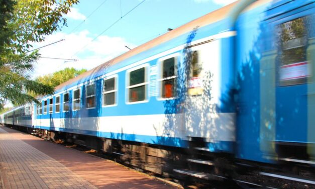 „Adjatok drogot!” – üvöltve verte a WC ajtaját egy őrült férfi a Pest megyei vonaton, nagy balhé lett a vége