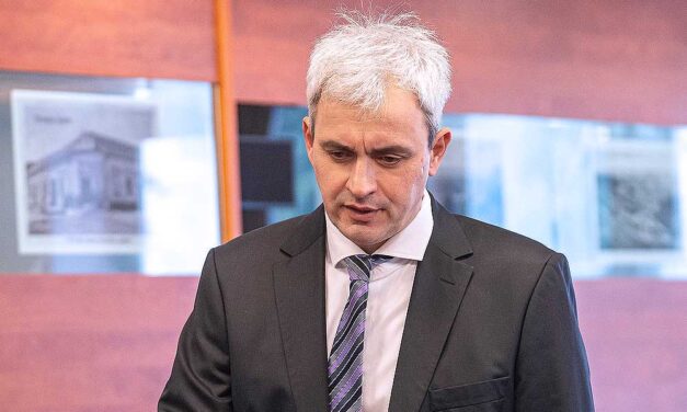 „A mostani ellenzék eltűnhet a süllyesztőben” – állítja Csőzik László, Érd ellenzéki polgármestere, aki elárulta milyen színekben indulhat a következő választáson