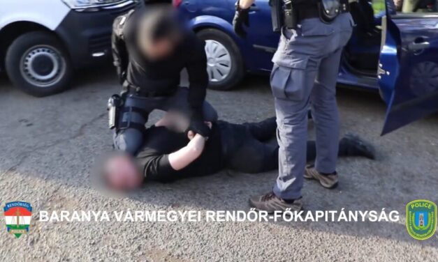 A pécsi vasútállomás mellett bizniszelt a díler és vásárlója, kiszedték őket a kocsiból a rendőrök