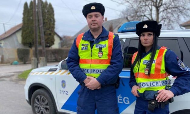 Bravúros akció Abonyban – betörték az ablakot a rendőrök, majd bemásztak az idős asszony házába