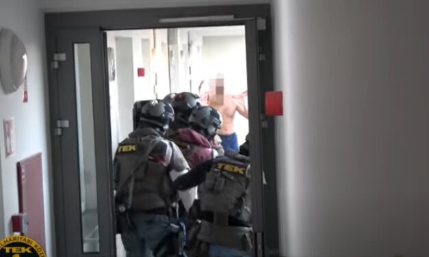 Taxival szöktette meg szerelmét a bátonyterenyei férfi, az apósjelölt olyan mérges lett, hogy baseballütővel támadt rá, még a TEK-nek is közbe kellett avatkoznia