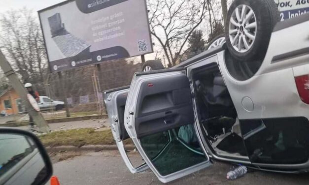 Nem sokon múlt a tragédia – felszaladt a padkára és fejtetőre állt egy autó a 18. kerületben