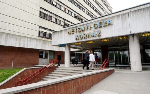 Felcsaptak a lángok a szolnoki Hetényi Géza Kórházban: a tűzoltók nagy erőkkel vonultak ki, az embereket ki kellett menekíteni az épületből