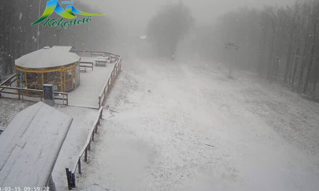 Megbolondult az időjárás! A Kékestetőn nagy pelyhekben esik a hó!