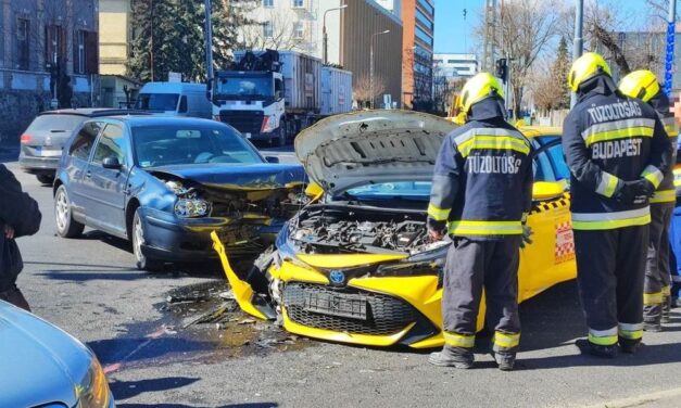 Taxi és személyautó ütközött Kőbányán, az ütközés erejétől mindkét autóban kinyíltak a légzsákok