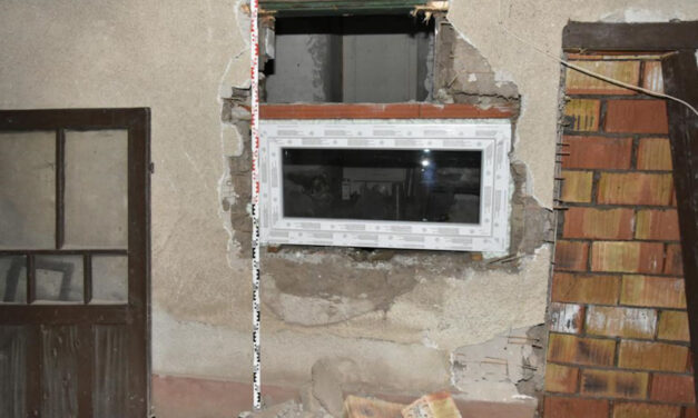 Tizenhat üvegnyi alkohollal bukott le a betörő Bács-Kiskun vármegyében, amikor a rendőrök éppen elkapták