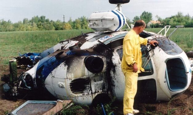 Szörnyűség a déli határnál: lezuhant a mentőhelikopter, a segítségére siető tűzoltóautó pedig út közben felborult, mert kiesett az egyik kereke