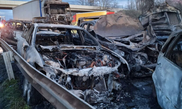 Tömegkarambol az M1-es autópályán: Visszakövettük milyen drámai események sorozata vezetett a szerencsétlenséghez, a katasztrófa előtt hat órával már életveszélyes volt az autópálya, mégsem zárták le a sztrádát