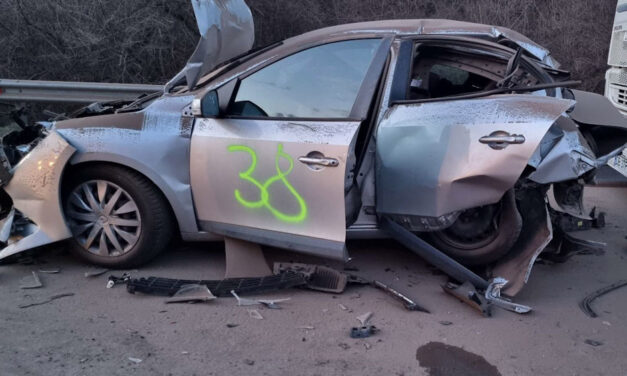 Kegyetlen dugó alakult ki az M1-esen, amiért javítják a balesetben megsérült szalagkorlátot