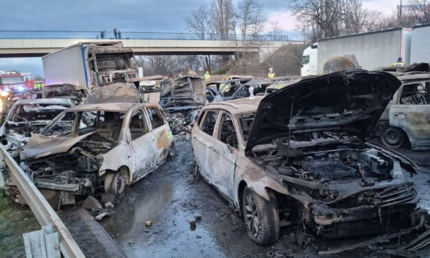 Tömegszerencsétlenség az M1-en: összeégett holttestet találtak az egyik autó alatt