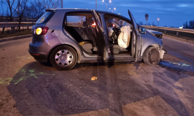 Körözött férfiak utaztak egy szalagkorlátnak csapódó autóban a fővárosban – helyszíni fotókkal
