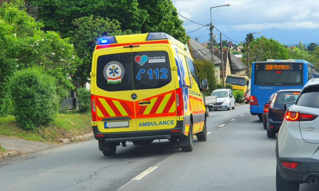 Hármas karambol az M3-ason, beszorult az egyik utas az autóba, a tűzoltók küzdenek érte