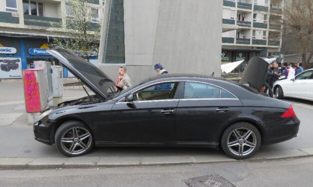 Érzékeny tolvaj: elhunyt hozzátartozójának hamvait is elrejtette a 7. kerületből ellopott Mercedesben