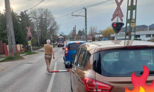 Szorult helyzetbe került egy autós Békásmegyeren, a HÉV-átkelő sorompója bánta. Pomázon is megtörtént a baj