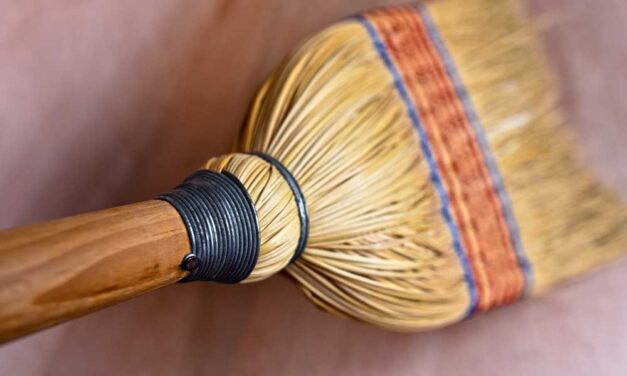 <strong>A seprű távol tartja a rontó lényeket</strong>