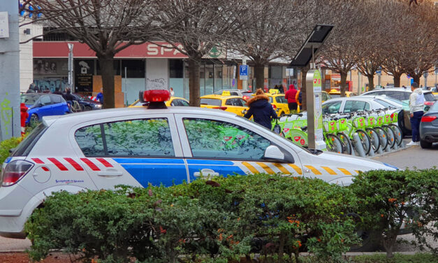 Kosztolányi Dezső téri bántalmazás: őrizetbe vették a két elkövetőt, a sérültet a rendőrök élesztették újra