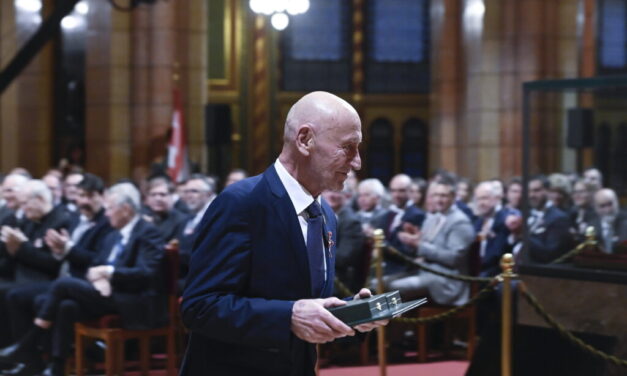 Hatalmas elismerést kapott: CT-vizsgálatról szaladt a Parlamentbe a rákkal diagnosztizált Reviczky Gábor