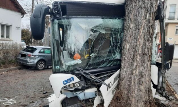 Tömegbaleset történt Szegeden: 11 embert vittek el a a mentők