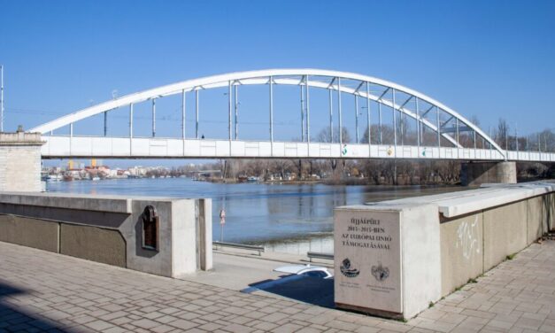 Dráma Szegeden: valaki leugrott vagy leesett a Belvárosi hídról, nagyon sokat keresik