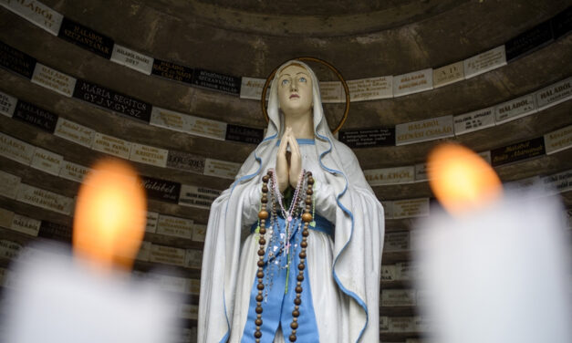 Pofátlan lopás Terézvárosban – óriási Szűz Mária-szoborral a hóna alatt sétált ki egy férfi a templomból