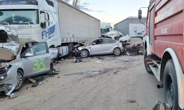 „Mindenkinek kiabáltunk, hogy kifele a kocsiból, mert voltak, akik bent maradtak” – egymáson próbáltak segíteni a tömegbaleset sérültjei a porvihar kellős közepén.