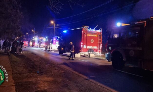 Drámai tűzvész Ráckevén – egy három kisgyermekes család háza semmisült meg, mindenük odaveszett