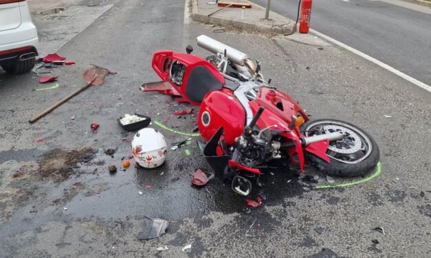 Újra kellett éleszteni az Üllői úton elgázolt motorost, fékezés nélkül csapódott a kanyarodó autóba – HELYSZÍNI FOTÓK