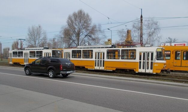 Baleset miatt káosz a Kőbányai úton, villamos és autó ütközött