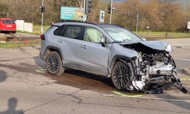 Nem ért véget a húsvétvasárnap brutális karambol nélkül, Csepelen tört rommá két autó