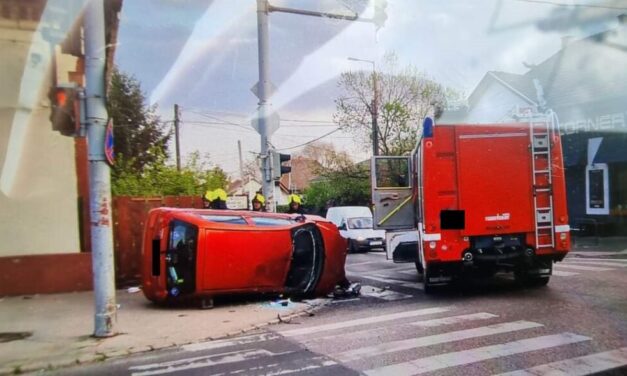 Hatalmas csattanás a 16. kerületben: az egyik autó az oldalára borult, a másikba beszorult egy idős néni – fotók a helyszínről