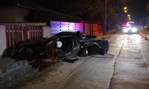 Ismét pórul járt egy gyorshajtó Pest vármegyében: csúnyán összetört egy autó Őrbottyánban