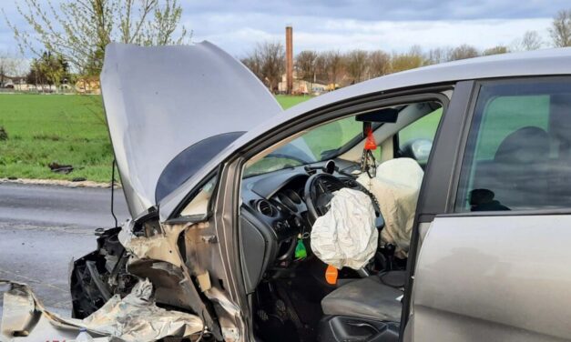 Csúnya karambol Kiskunlacházán – defekt miatt rohant egymásba egy Seat és egy Volkswagen