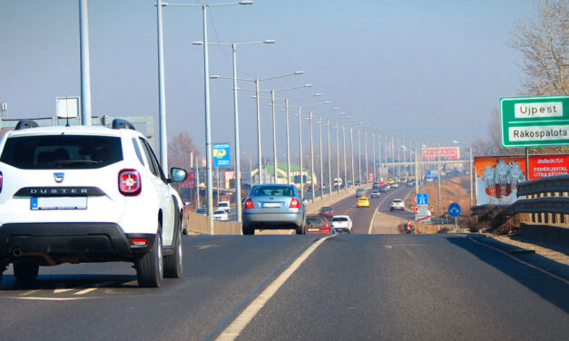 Zavar a fejben Budapesten – a forgalommal szemben haladt az őrült Ladás a Közvágóhídnál