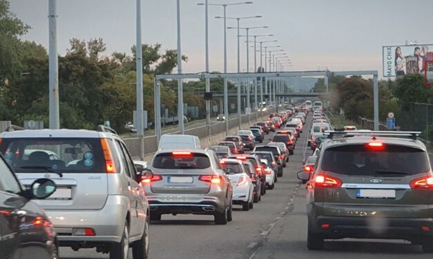 Szalagkorlátnak csapódott és felborult egy autó az M3-ason, többen megsérültek