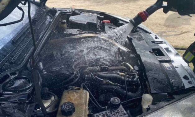 Hatalmas lángokkal égett el egy autó Budapest belvárosában