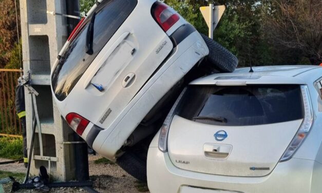 Ütközés: egymás tetején, egy villanyoszlopnak dőlve állt meg két autó Gyömrőn, az egyik sofőrt kórházba vitték – fotók a helyszínről