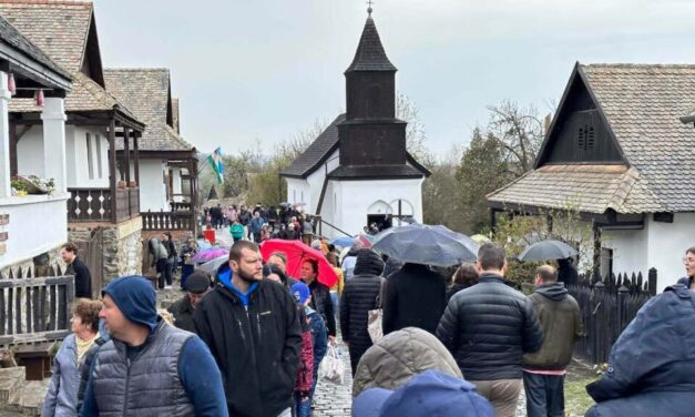 Hollókő megtelt! Lezárták az autósok elől a települést, buszokkal szállítják a turistákat az ideiglenesen kialakított parkolókból