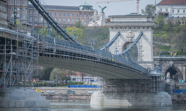 Gőzerővel dolgoznak a megújuló Lánchídon, már gyalogoskorlátot is kapott – Fotók
