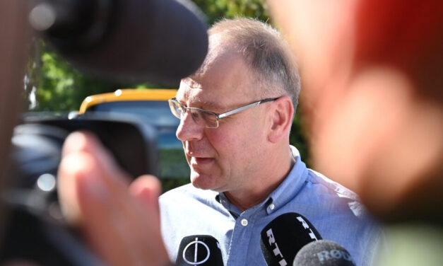 Varga Judit után Navracsics Tibor házassága is válságban van, a miniszter már el is költözött a budakeszi otthonukból