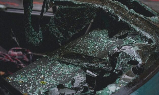 Tragédia az 1-es főúton: letért az útról majd árokba borult egy autós, a sofőr azonnal meghalt