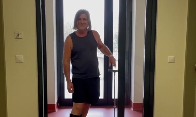 „Nagyon nagy türelemjáték egy ilyen betegségből felépülni, de emelt fővel csinálom” – Révész Sándor szépen gyógyul és ő énekli a refrént egy vadonatúj dalban