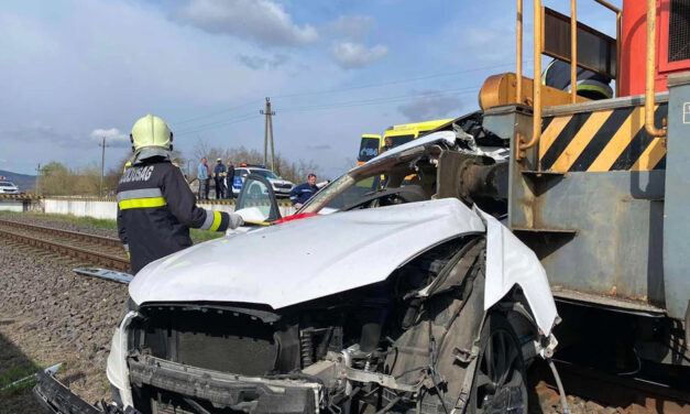 Szinte hihetetlen: túlélte az a férfi, aki autójával egy tehervonattal ütközött Tapolcán