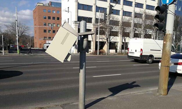 Bosszút álltak Budapest új traffipaxain: szétverték a Váci útra telepített sebességmérőket